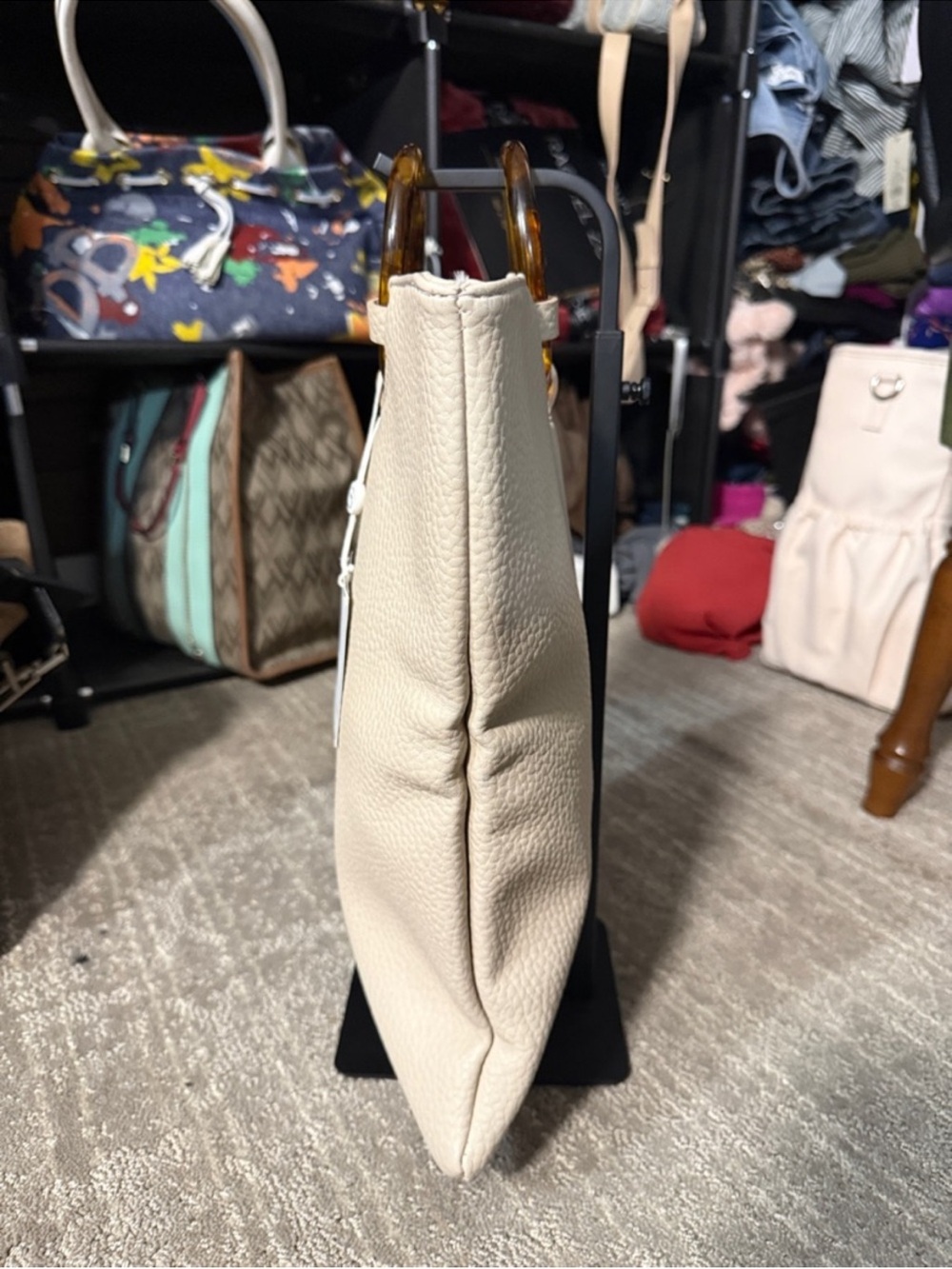 Minimal Cream Tote with Tortoiseshell Ring Handles - Picture 5 of 10